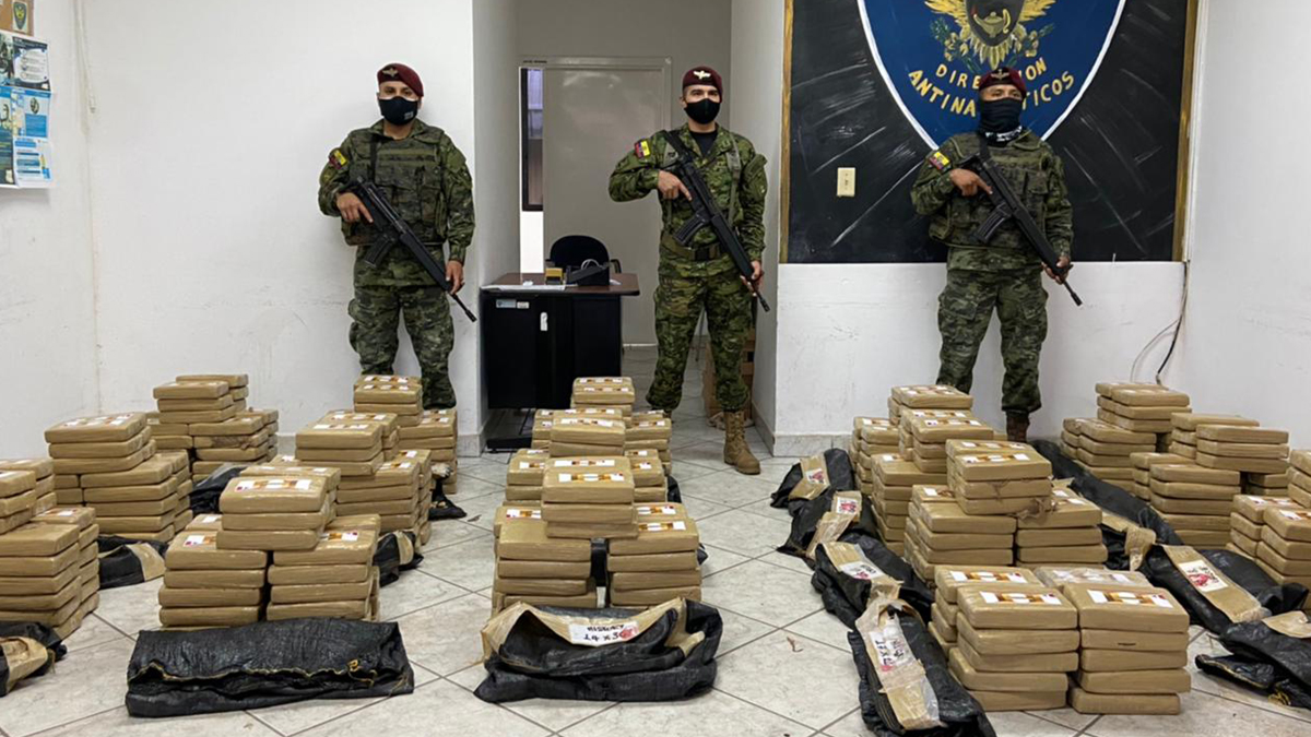 EJÉRCITO ECUATORIANO DECOMISA MEDIA TONELADA DE DROGA EN LA FRONTERA ...